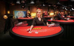 Dealer langsung memimpin meja Baccarat di platform Live Casino gemajitu Indonesia